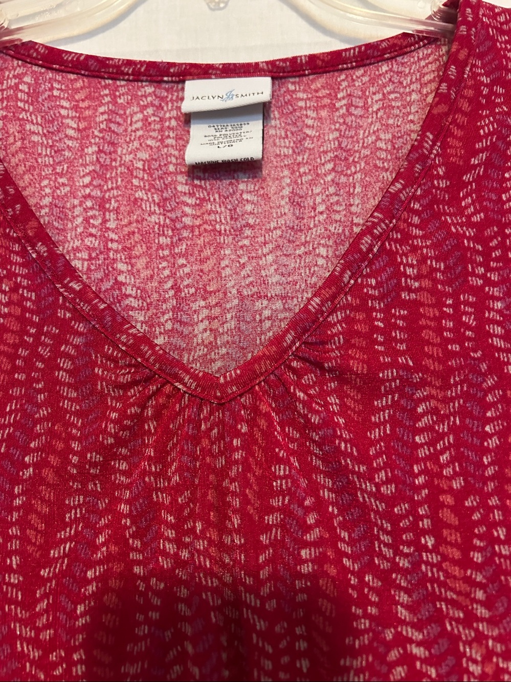 Jaclyn Smith Red V-Neck Short Sleeve Tee with Subtle Pattern - Picture 3 of 6